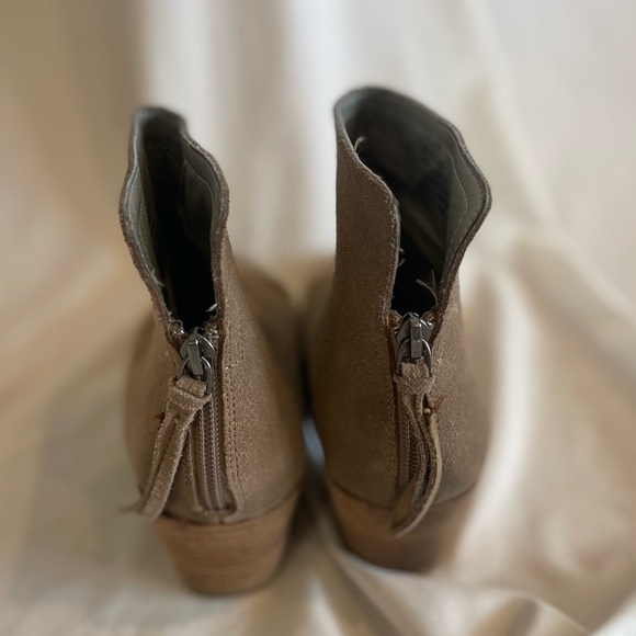 Kenneth Cole Reaction Beige/Tan suede Pilage ankle Booties heel Tassel Zip Sz 7 - Picture 13 of 13